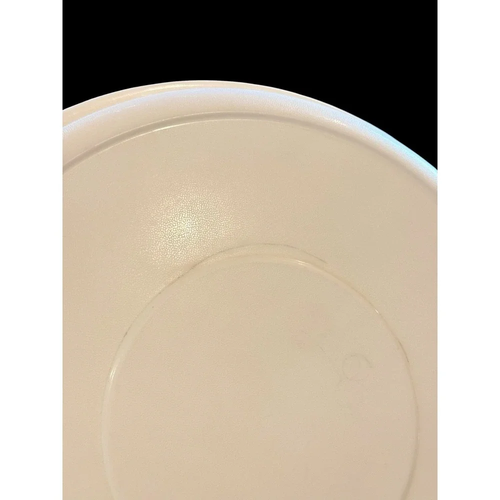 Rubbermaid Servin' Saver # 5 22 Cup Almond Lid Storage Container Round Large